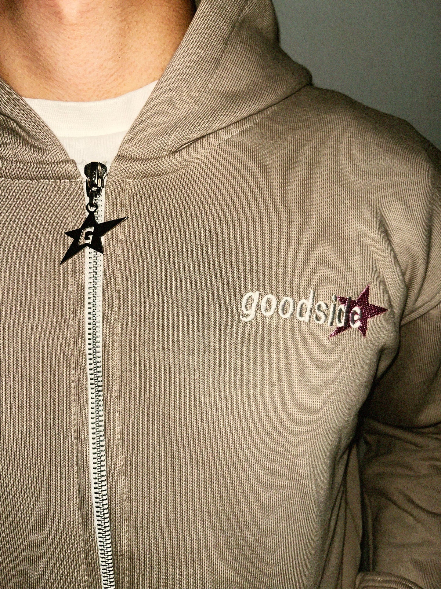 GOODSIDE ZIP BORDADO